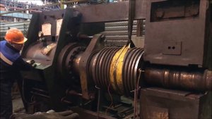 Демонтаж валка с вала на металлургическом заводе