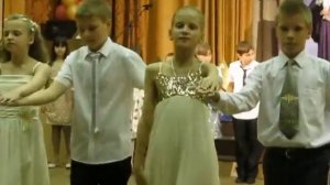 торжественный выход на выпускном вечере в 4 классе