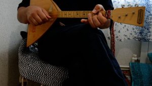 Уроки по балалайке - Как держать балалайку? Видео для начинающих