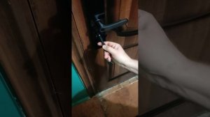 установил биометрический замок на входную дверь