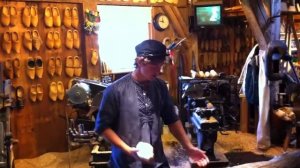 Производство деревянных башмаков