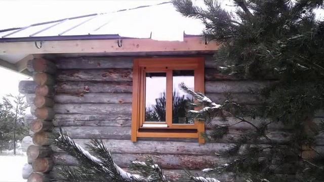 Окна в срубе из сухарника.