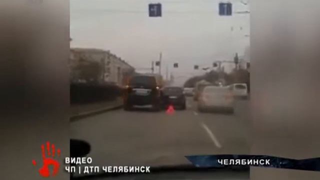 Девушка за рулем внедорожника перевернулась после столкновения с легковушкой смотреть онлайн