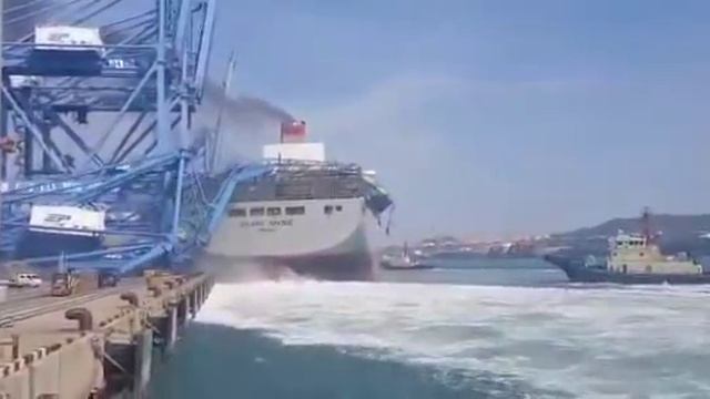 Milano Bridge containership cleans up the gantry crane and Seaspan containership at Busan Port.