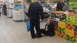 пьяная бабка ворюга