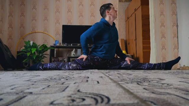 Попытки сделать шпагат на стульях как Жан-Клод Ван Дамм смотреть онлайн