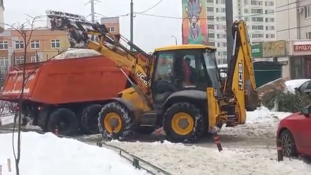 Чистим снег во дворах Трёхгорки (23 января 2021 года)