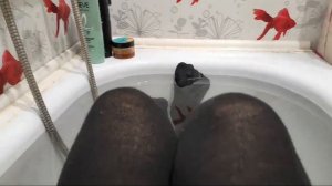 Залез В Ванную В Колготках