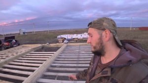 Монтирую сетку от грызунов и черновой пол в каркасном доме.