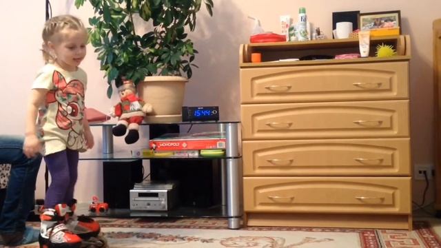 В 2 года катается на роликах смотреть всем!!! Stasusha TV смотреть онлайн