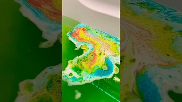 LUSH COSMETICS | Lord of Misrule | Colourful bath bomb demo & underwater cam!