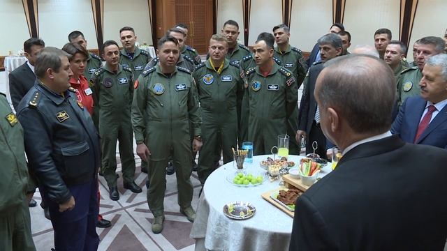 ERDOĞAN KAHRAMAN PİLOTLARI KUTLADI смотреть онлайн