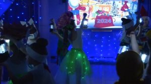 Танец с фонариками "Тик-так" - начало новогоднего утренника. Видео Юлии Буговой