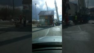 Перевозка дома подвесным краном