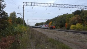 Электровоз ВЛ80с-963 с наливным поездом проходит станцию Ройка