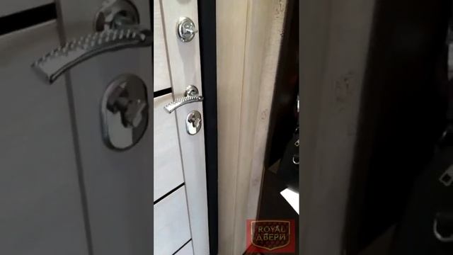 Установили входную дверь «Гарда муар 7.5см,лиственница мокко»,далее откос.Роял-двери.