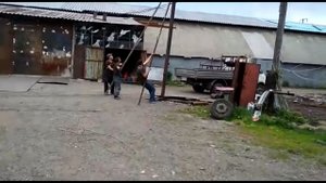 Монтаж тяжёлого столба в ручную.