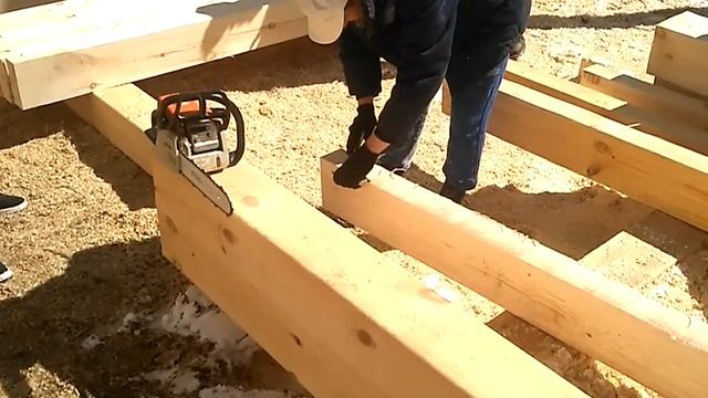 Показываю слаженную работу бригады плотников. Организация работы 1 мастер 2 подсобника.