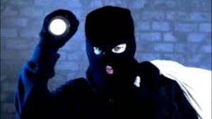 Грабители уговорили маленькую девочку впустить их, то что там произошло, они запомнят на всю жизнь