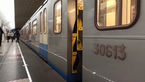 Метро Москва.Станция Петровско-Разумовская прибывает поезд в сторону станции Владыкино серая ветка