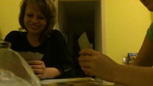 Пьяные  девчонки играют в карты