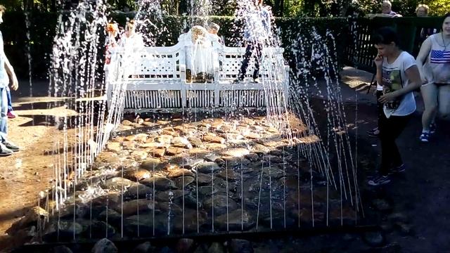 Забавный Петергоф))Один из фонтанов-шутихи... смотреть онлайн