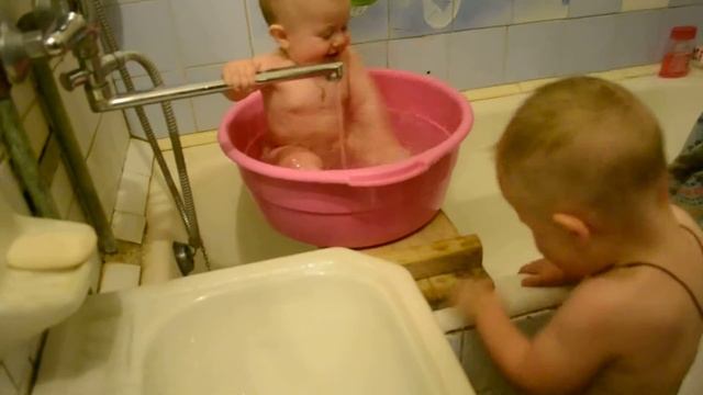 Аня и Парфен в ванной смотреть онлайн