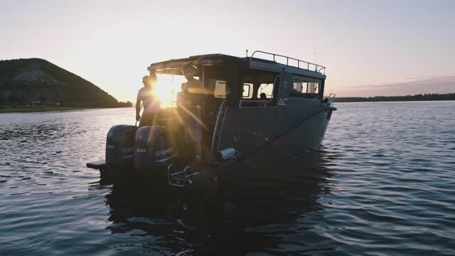 Ходовые испытания алюминиевого катера Seamoone 850 с спаркой Yamaha 2x300 л.с. смотреть онлайн