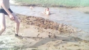 Купаемся в луже .