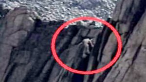 Огромный силуэт на скале: настоящий гуманоид или просто парейдолия?