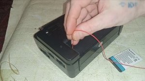 Телефонный аккумулятор подсоединить к радиоприёмнику