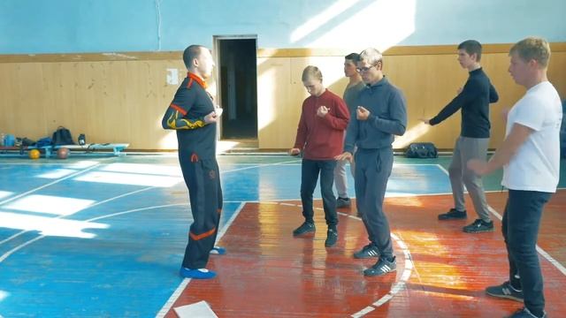 Stikhiya Wing Chun. Поворот в стойке (身马 ) и Гам Сао (揿手). смотреть онлайн