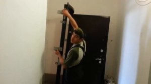 Установка двери Гардиан   крепление на дополнительные уши