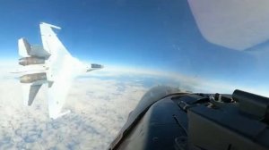 Посторонись, янки! Российский Су-35С подрезает F-16 (Кадры с борта американца)