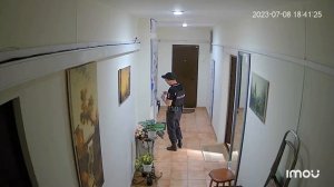 сотрудники ОМВД Черёмушки пришли в чужой подъезд, посмотреться в зеркало .