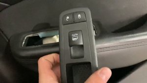 Як зняти карту передніх дверей Chrysler 200 c/Как снять карту передних дверей Крайслер 200 с