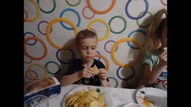 ЧеЛлЕнДж ЧиПсЫ ПрОтИв НаСтОяЩеЙ ЕдЫ смотреть онлайн