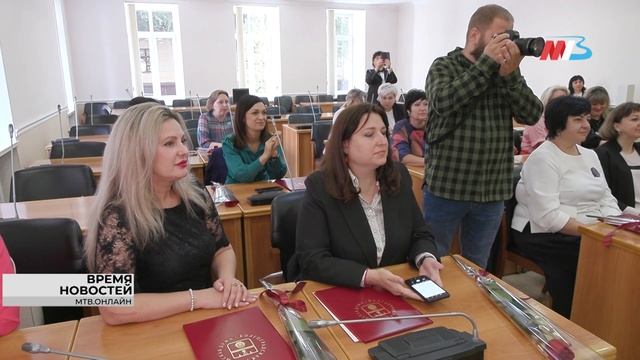 В Волгоградской городской Думе наградили лучших представителей педагогического сообщества Трактороза