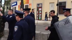 Девушки разливают коктейли молотова в 2 мая в Одессе с улыбками торопясь сноровисто