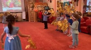 Танец в детском саду "Падают листья"