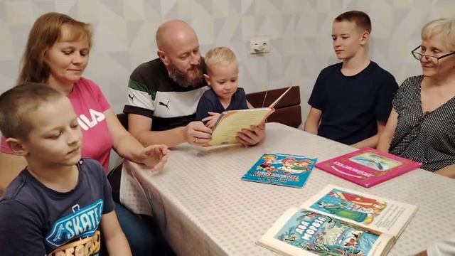 Семья Евсеевых участвует во Всероссийском конкурсе «Читаем всей семьёй». ЯГБ №3