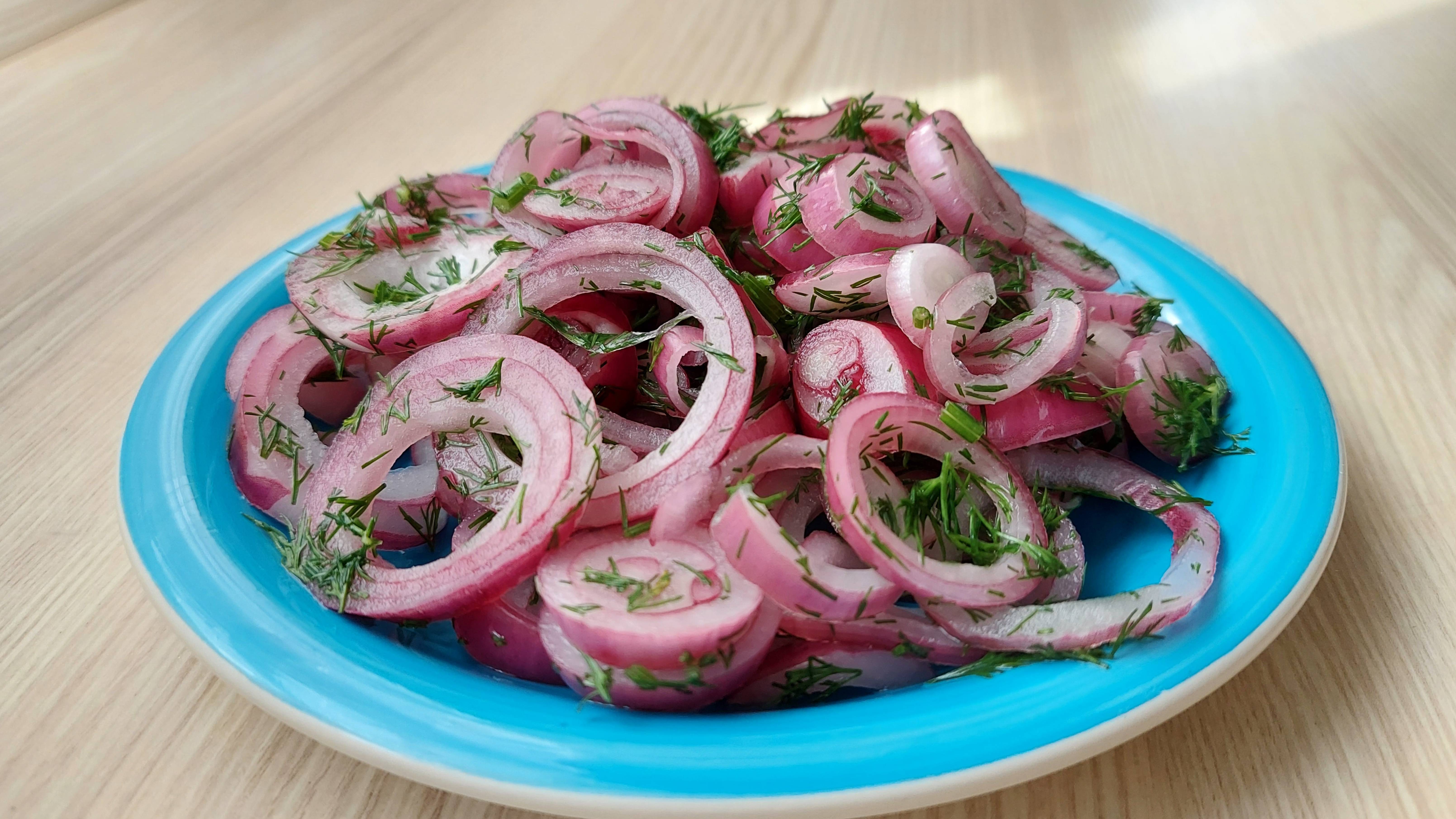 Маринованный лук-быстро, просто и вкусно! Быстрый рецепт маринованного лука для салатов и шашлыка!