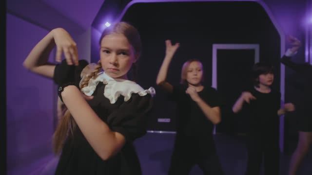 Активная командная игра "Уэнздей. Охота на Хайда" смотреть онлайн