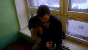 за собой дверь казармы тихо затворю