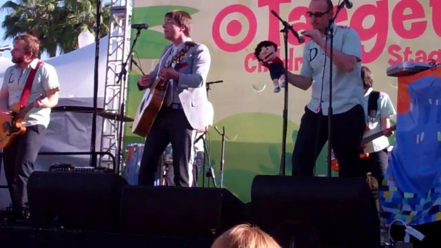 Justin Roberts and his band perform "Henrietta's Hair" at the L.A. Times Book Festival смотреть онлайн