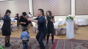 мужик казах читает рэп