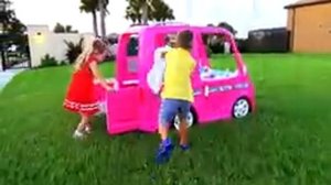 Диана и Рома едут на пикник на автомобиле Барби