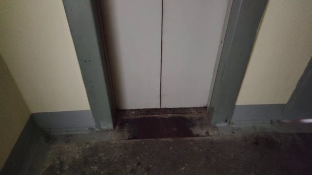 Лифт без кнопки закрытия дверей 😐! Лифт УЛЗ 2005 г. смотреть онлайн