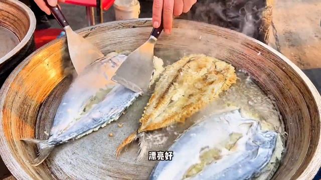 青岛马路边煎鲅鱼，25元一条#寻味 #寻味大集的人间烟火