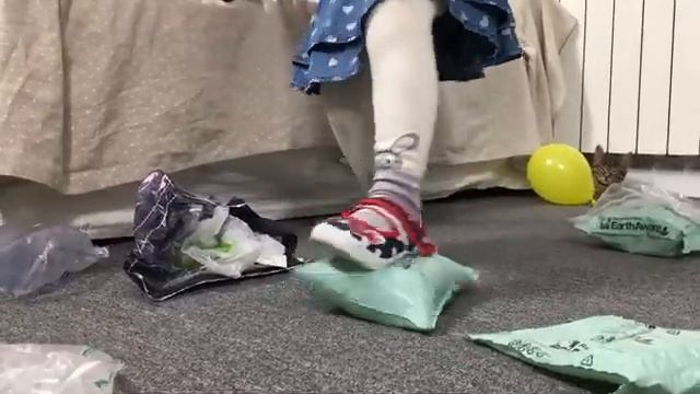 Лопаем пакеты вместе с Эмми под мелодии детской музыки